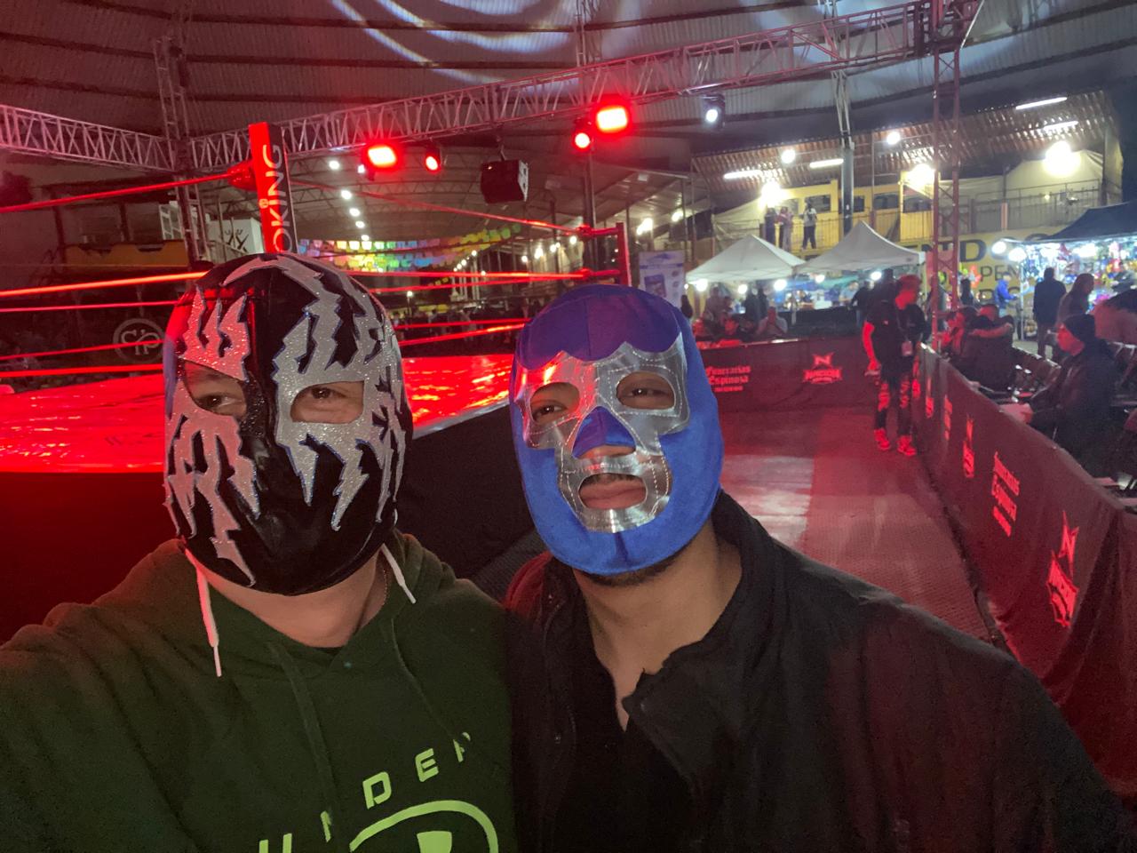 Convivencia con luchadores de Nación Lucha Libre en evento en vivo